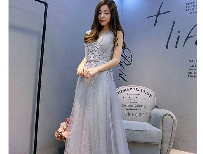 ชุดราตรียาวลูกไม้สีเทาเงิน คอวี แขนกุด