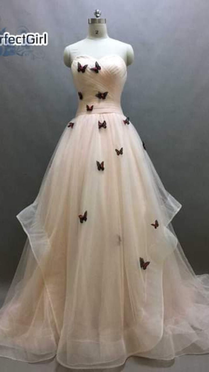 ชุดราตรียาวตกแต่งผีเสื้อ / Butterfly Embellished Princess Gown