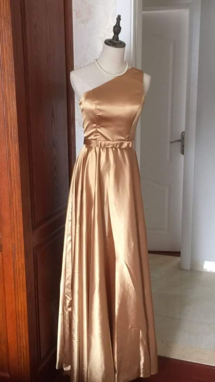 เดรสไหล่เดียวเรียบหรู / One-Shoulder Sleek Gown